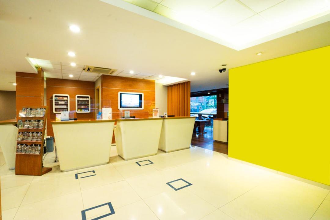 Life Hotel Stasiun Kota Surabaya Esterno foto