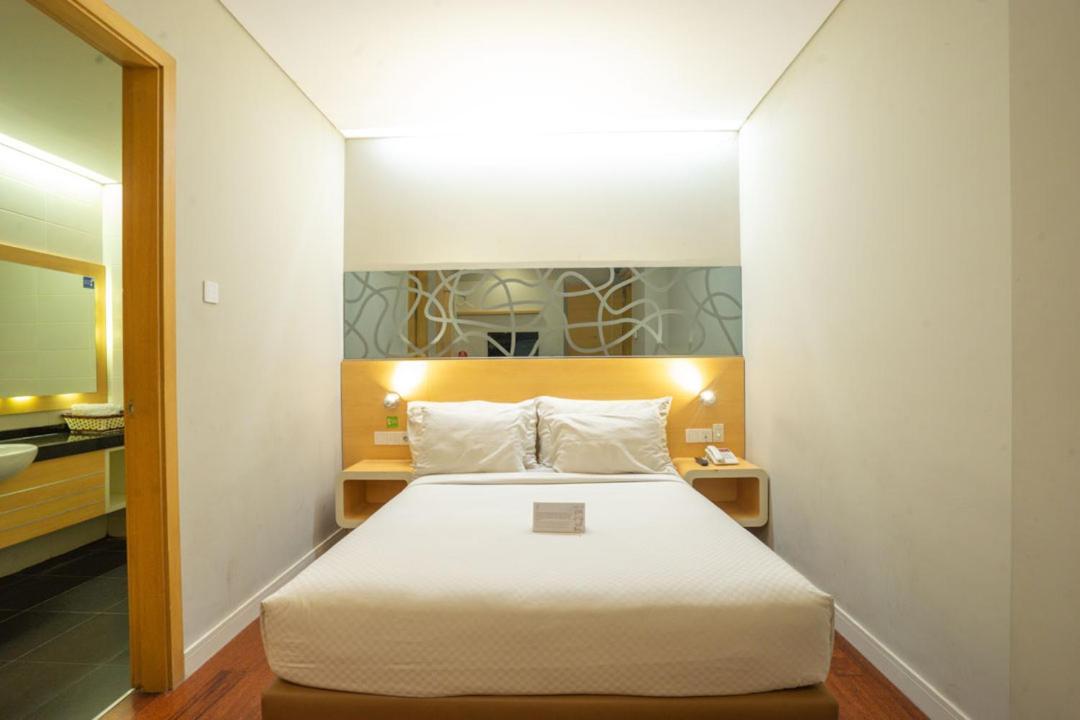 Life Hotel Stasiun Kota Surabaya Esterno foto