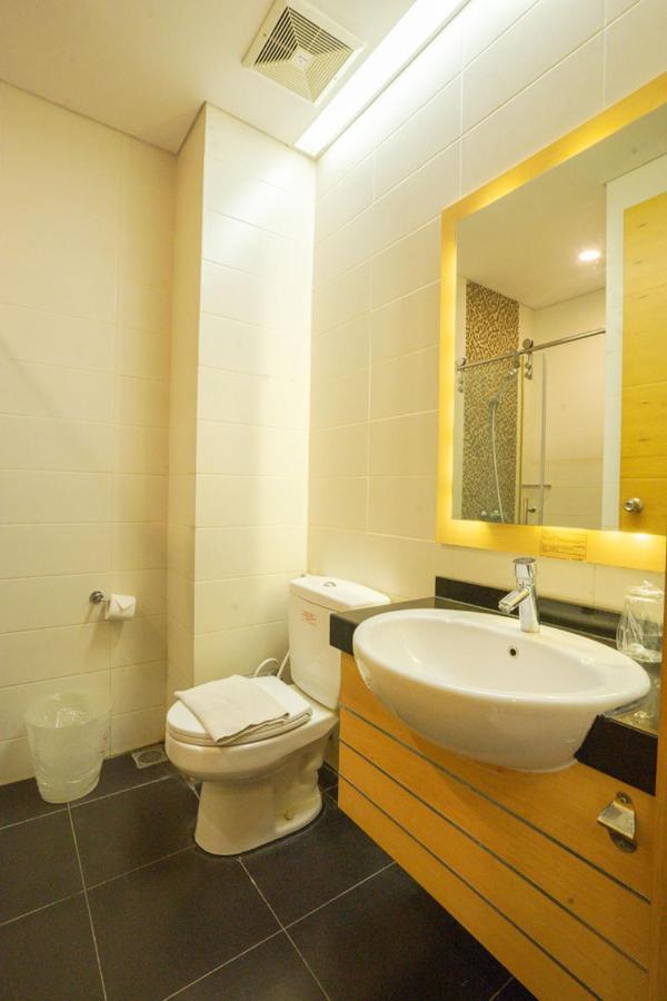 Life Hotel Stasiun Kota Surabaya Esterno foto